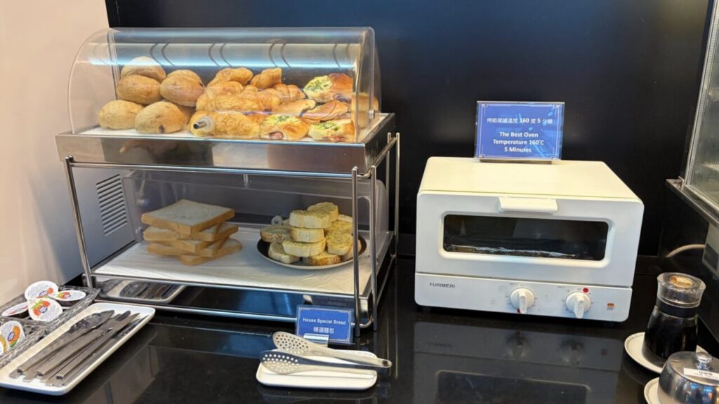 台北桃園空港のシルバークリスラウンジのブレッドとトースター