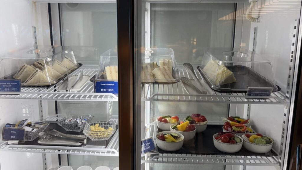 台北桃園空港のシルバークリスラウンジ冷蔵庫に入ったサンドイッチとサラダ