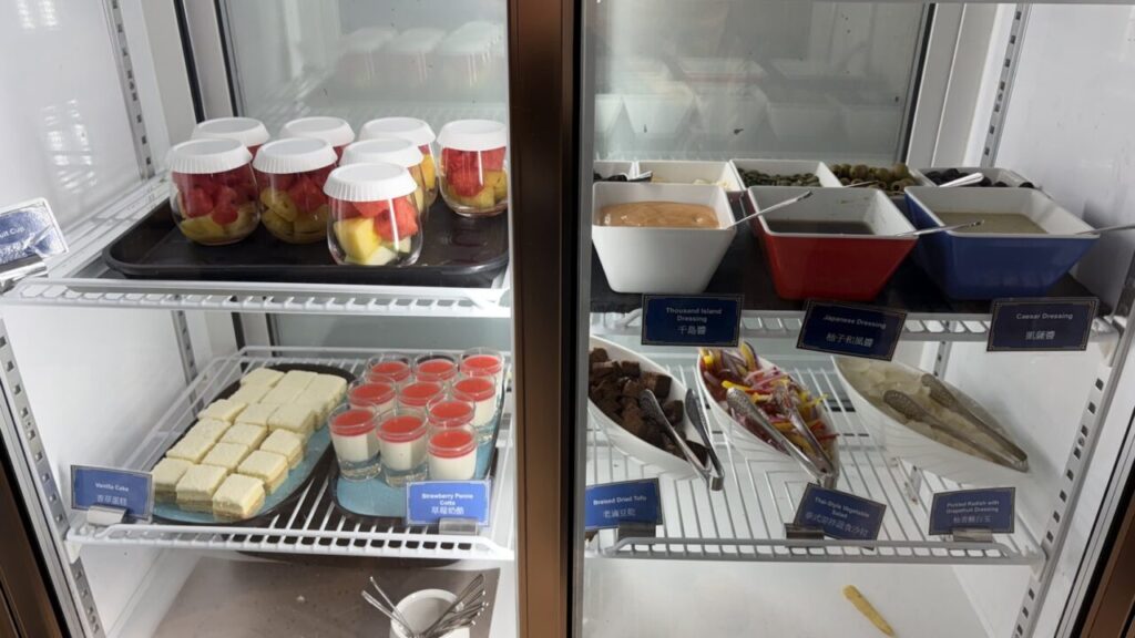 台北桃園空港のシルバークリスラウンジの冷蔵庫に入ったフルーツ屋スイーツなどのデザートコーナー