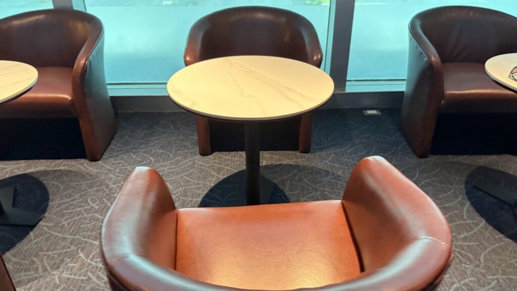 台北桃園空港のシルバークリスラウンジの窓側に面したソファーと小さなテーブル席