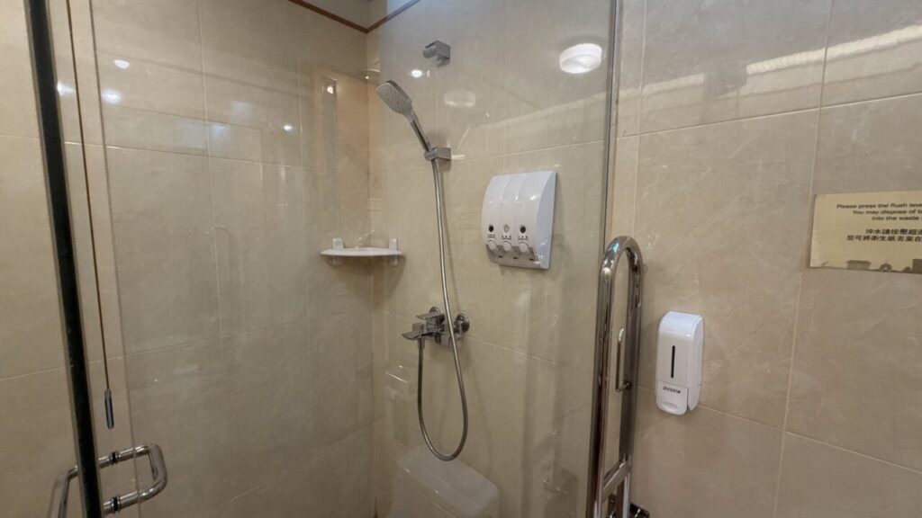 台北桃園空港のシルバークリスラウンジのシャワー