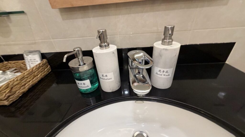 台北桃園空港のシルバークリスラウンジのシャワールームの石鹼・乳液・マウスウォッシュ