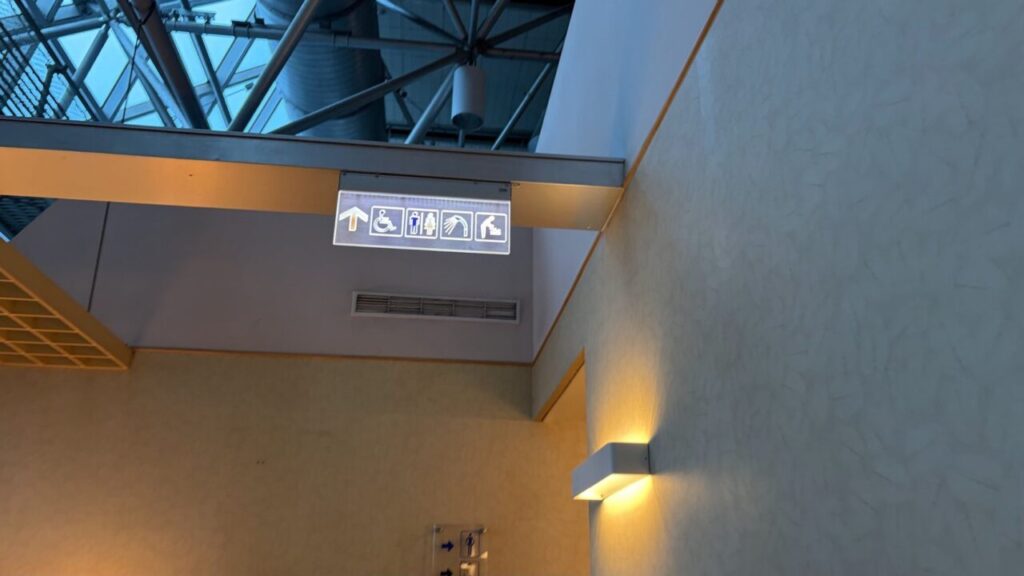 台北桃園空港のシルバークリスラウンジのシャワールーム・トイレへの案内表示