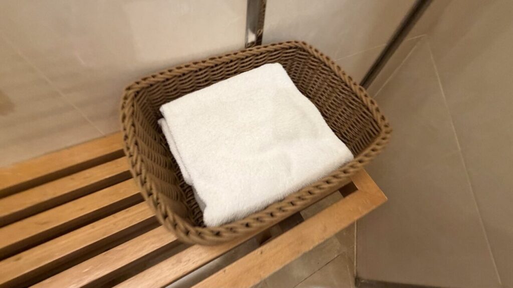 台北桃園空港のシルバークリスラウンジのシャワールームのタオル