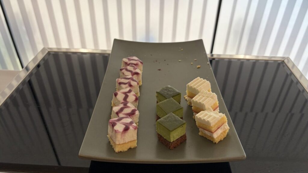 新千歳空港プライオリティパスラウンジ、Cafe Sky Libraryのケーキビュッフェ