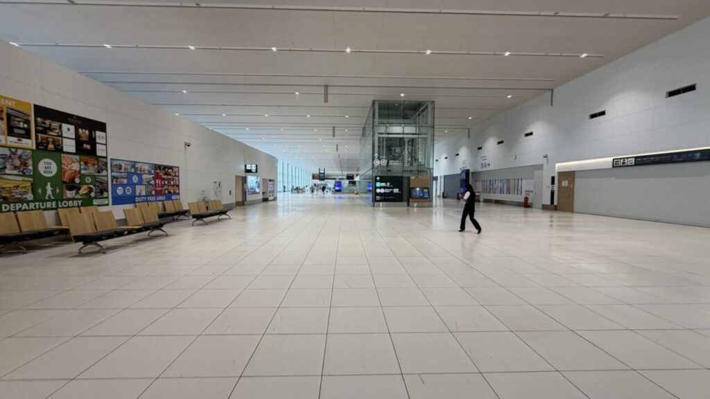 新千歳空港プライオリティパスラウンジ、Cafe Sky Libraryに向かう国際線ターミナル3階出発ロビー