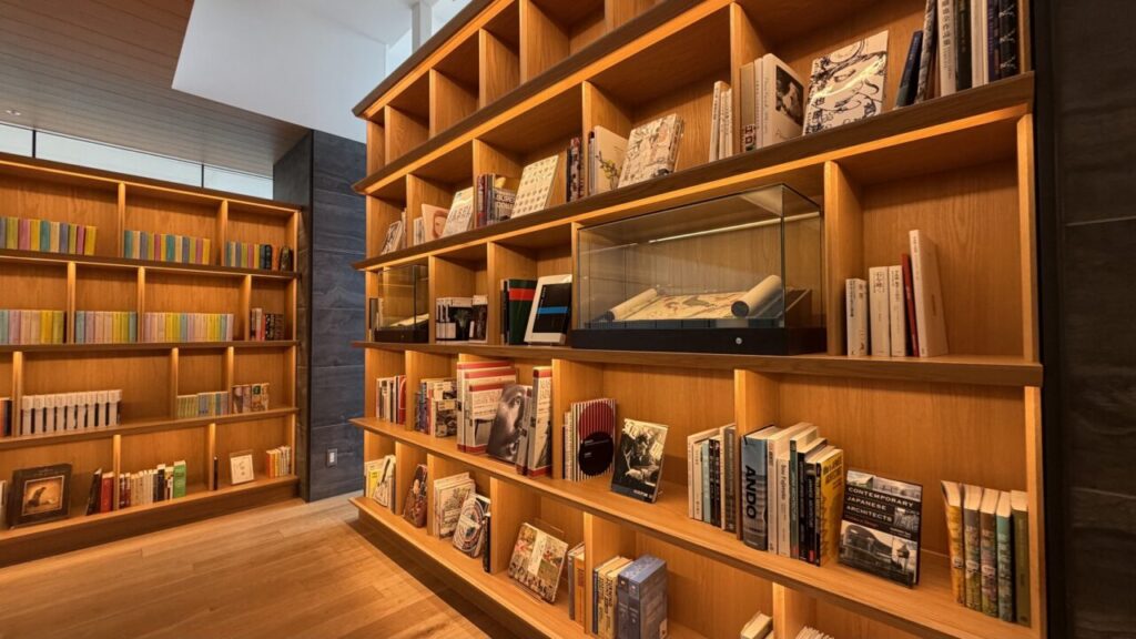 新千歳空港プライオリティパスラウンジ、Cafe Sky Libraryの本棚