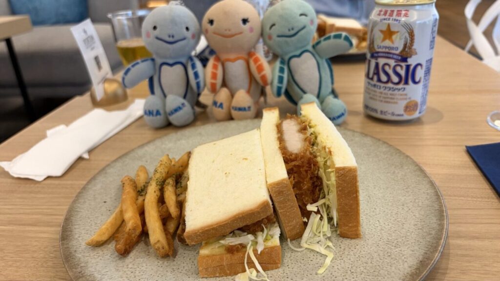 新千歳空港プライオリティパスラウンジ、Cafe Sky Libraryのカツサンドとポテト、缶ビール
