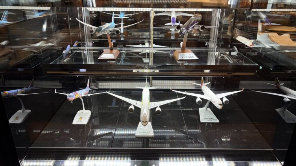 新千歳空港プライオリティパスラウンジ、Cafe Sky Libraryに展示されたモデルプレーン