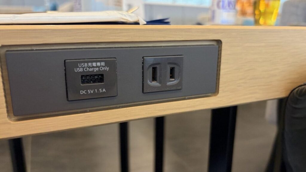 新千歳空港プライオリティパスラウンジ、Cafe Sky LibraryのコンセントとUSB-A