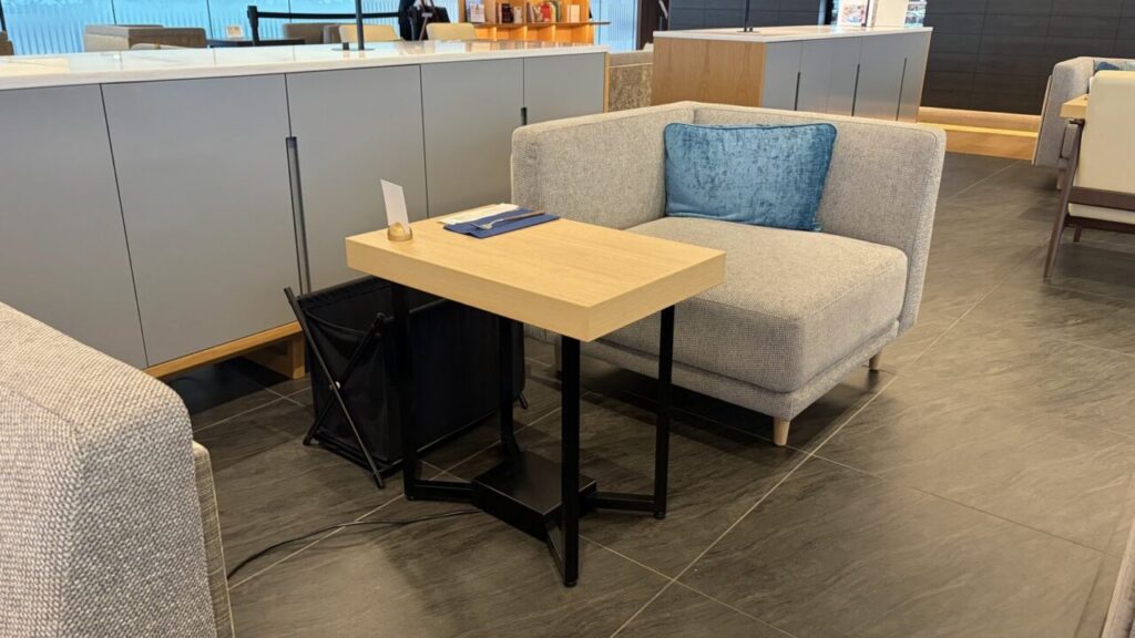 新千歳空港プライオリティパスラウンジ、Cafe Sky Libraryの1名掛け席