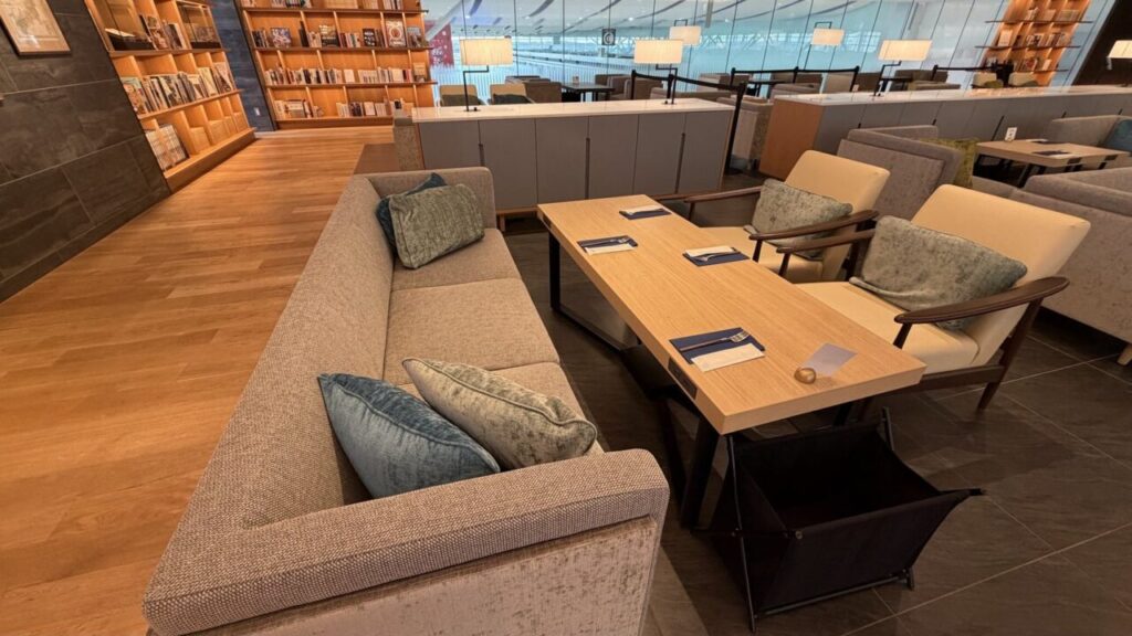 新千歳空港プライオリティパスラウンジ、Cafe Sky Libraryのソファー席