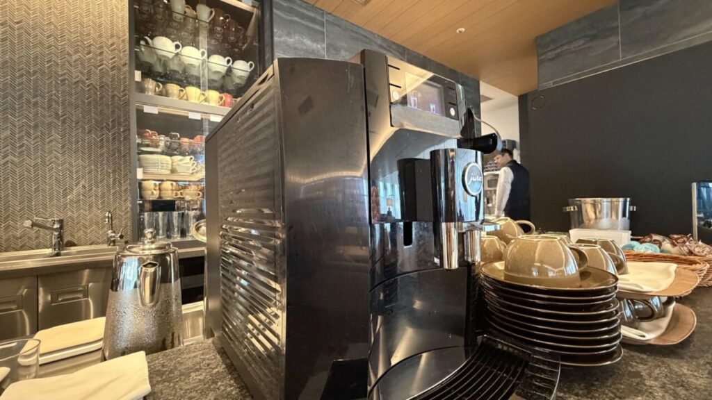 新千歳空港プライオリティパスラウンジ、Cafe Sky Libraryのコーヒーマシン