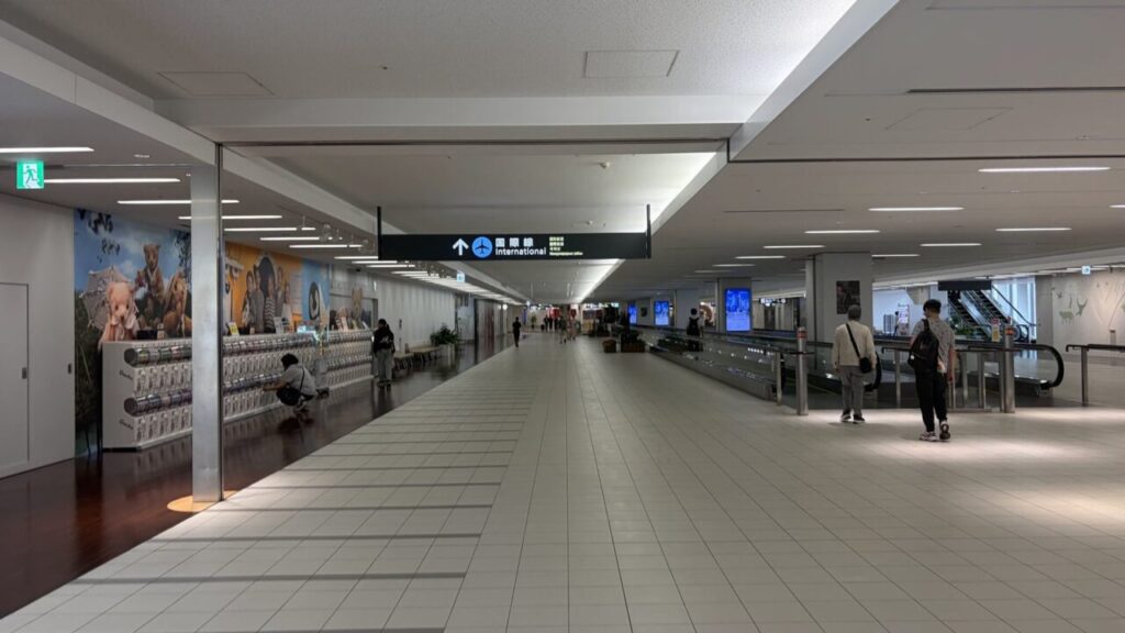 新千歳空港国内線ターミナルと国際線ターミナルをつなぐ通路